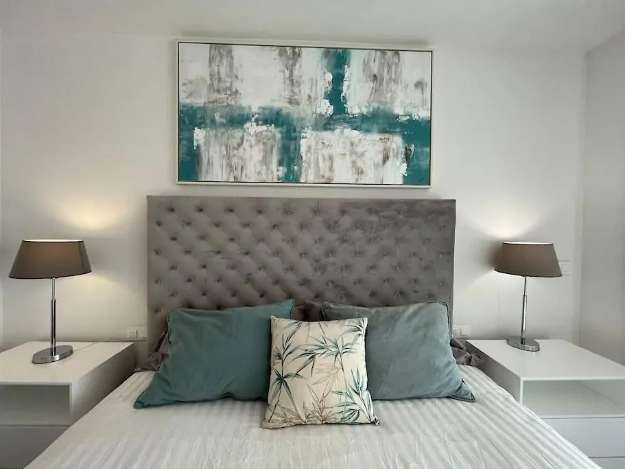 3 Bed Apartment With Sea Views 埃斯特波纳 西班牙