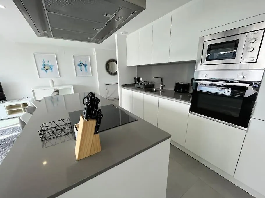 3 Bed Apartment With Sea Views 埃斯特波纳