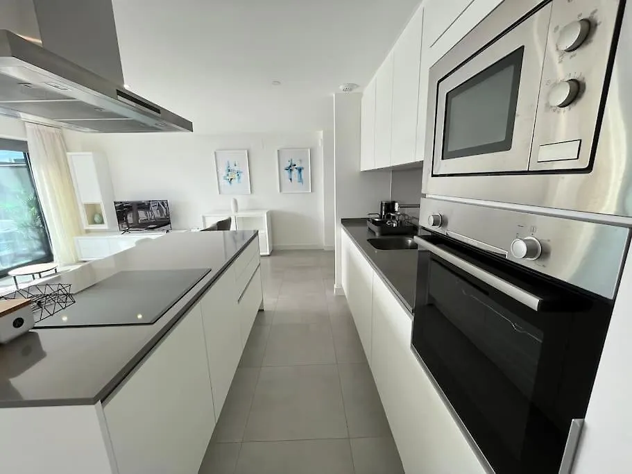 3 Bed Apartment With Sea Views 埃斯特波纳