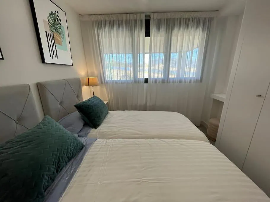 3 Bed Apartment With Sea Views 埃斯特波纳