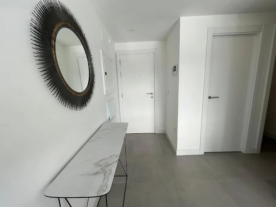 3 Bed Apartment With Sea Views 埃斯特波纳