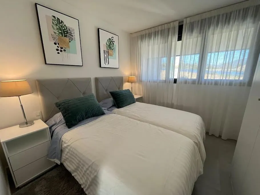 3 Bed Apartment With Sea Views 埃斯特波纳