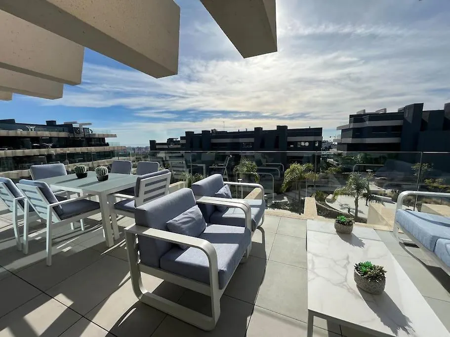 3 Bed Apartment With Sea Views 埃斯特波纳