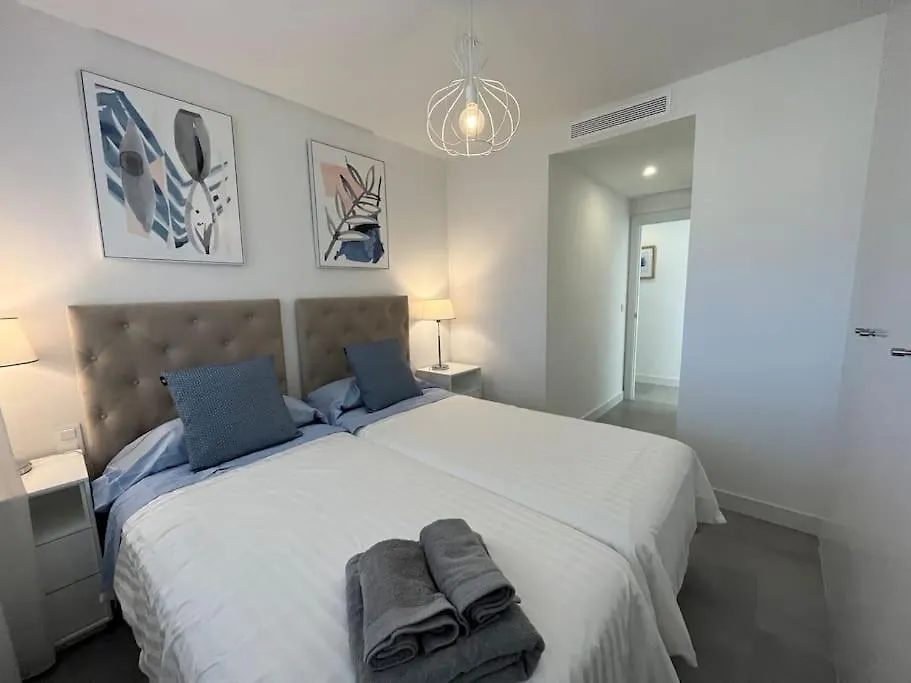 3 Bed Apartment With Sea Views 埃斯特波纳