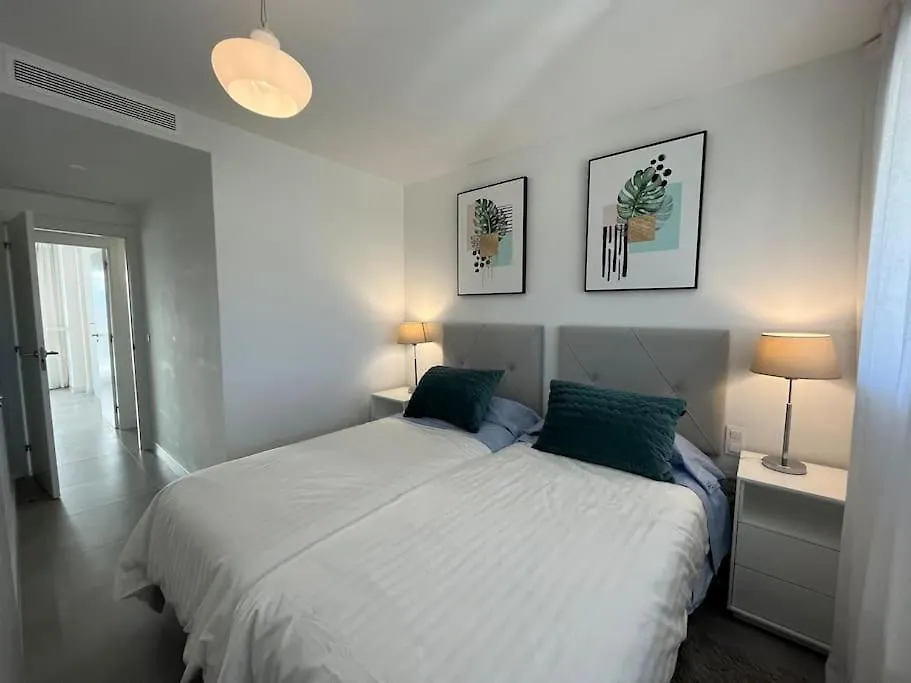 3 Bed Apartment With Sea Views 埃斯特波纳