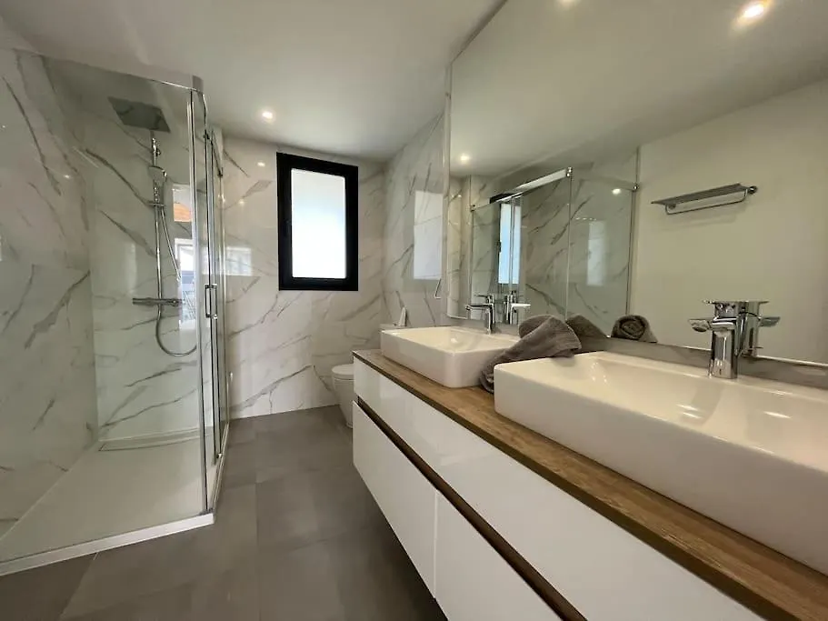3 Bed Apartment With Sea Views 埃斯特波纳