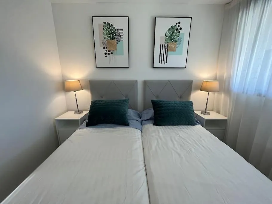 3 Bed Apartment With Sea Views 埃斯特波纳